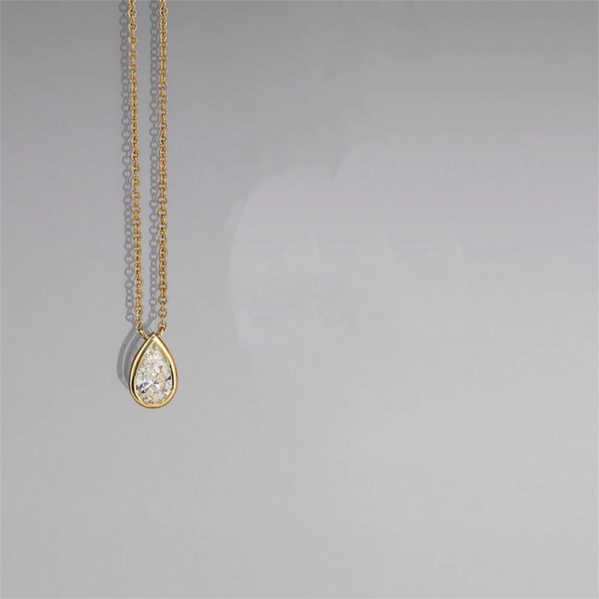 Zircon Oval Round Pendant Necklace with Minimalist Instagram Fashion Electroplated True Gold Color Protection