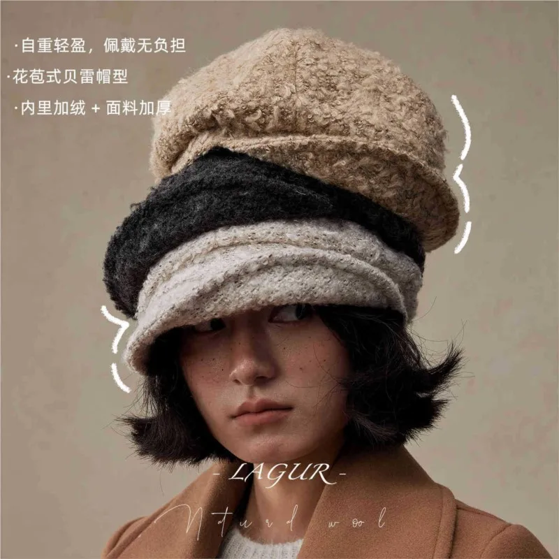 A small beret with flower bud that shows off the face thickened and fleece large-headed hat for woman