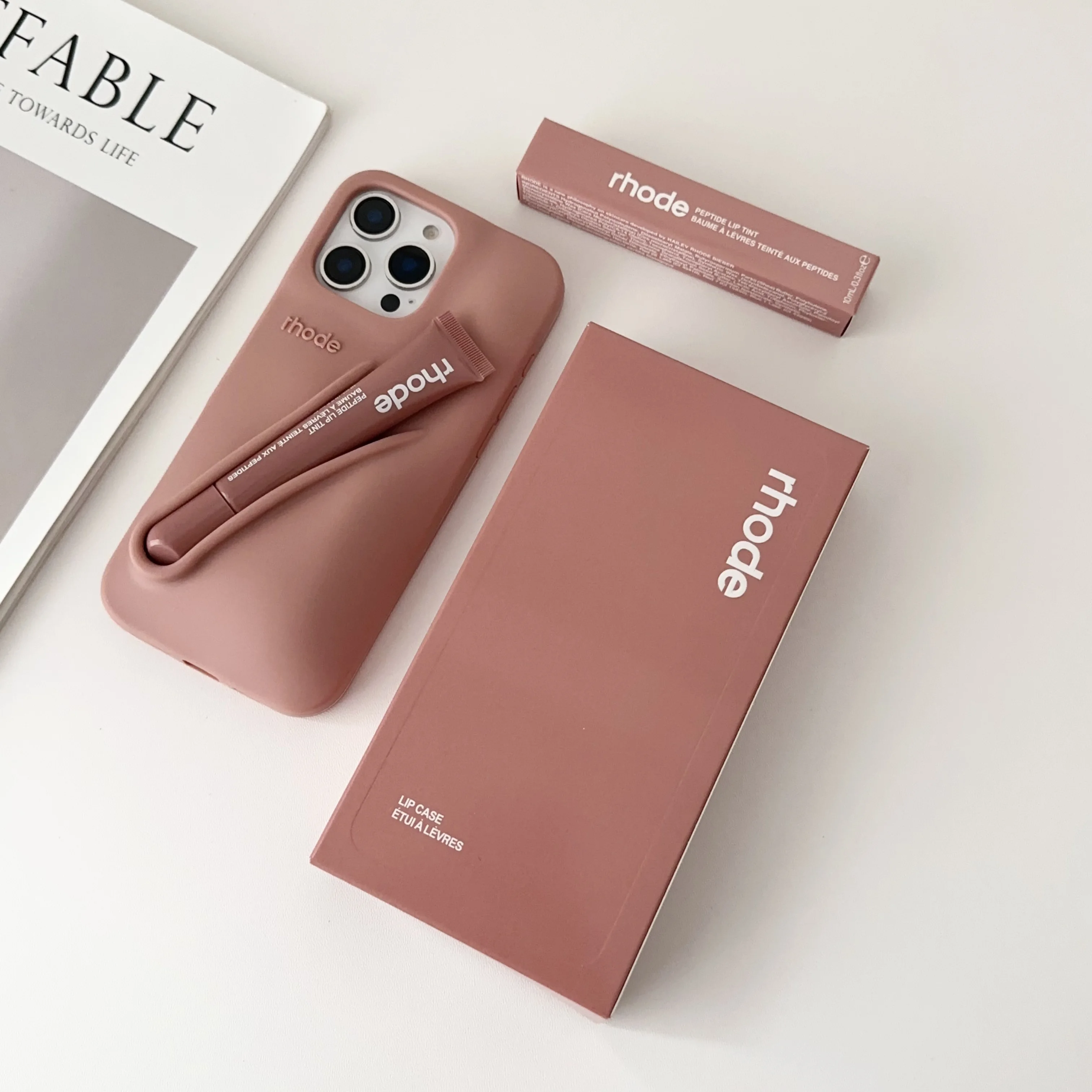 Fundas de teléfono con lápiz labial de silicona, brillo de labios portátil de lujo para iPhone 17Air 13 14 15 16 11 12 Pro Max Plus, contraportada a prueba de golpes ﻿