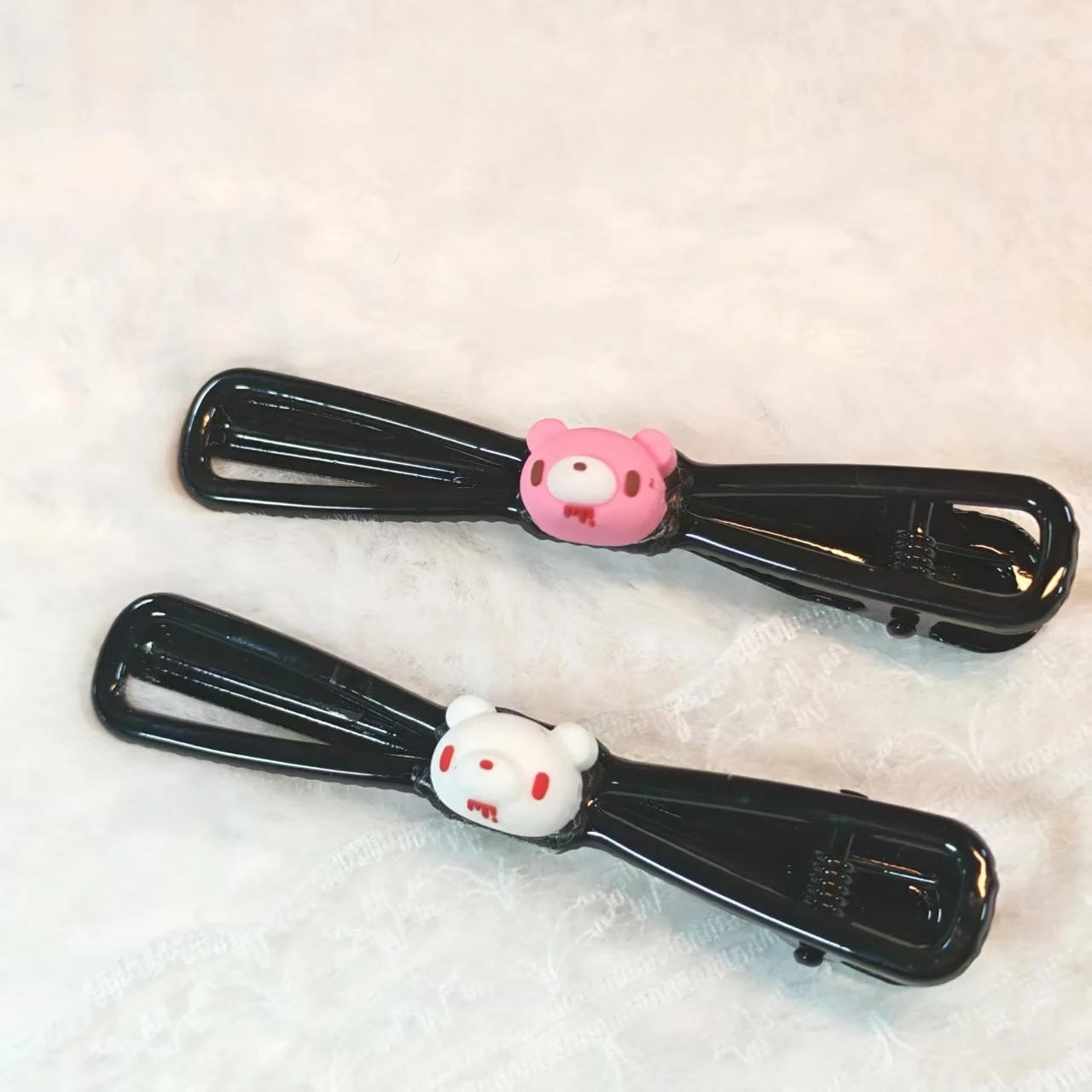 Edgy Bloody Bear Haarspangen – Schwarze Clips mit rosa/weißen Bärenmotiven, fügen Sie kräftige, süße und dunkle Haptik an Frisuren hinzu.