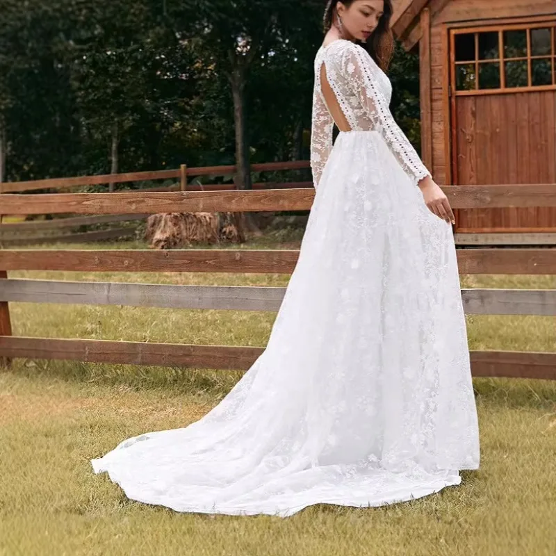 Moroder printemps 2025 nouveauté: robe blanche en dentelle découpée, col en v profond, manches longues, jupe complète