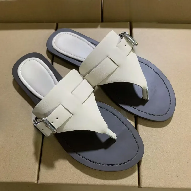 

Женские летние шлепанцы высокого качества на плоском каблуке с зажимом для носка, женские повседневные пляжные тапочки, дизайнерская женская обувь с пряжкой на ремне