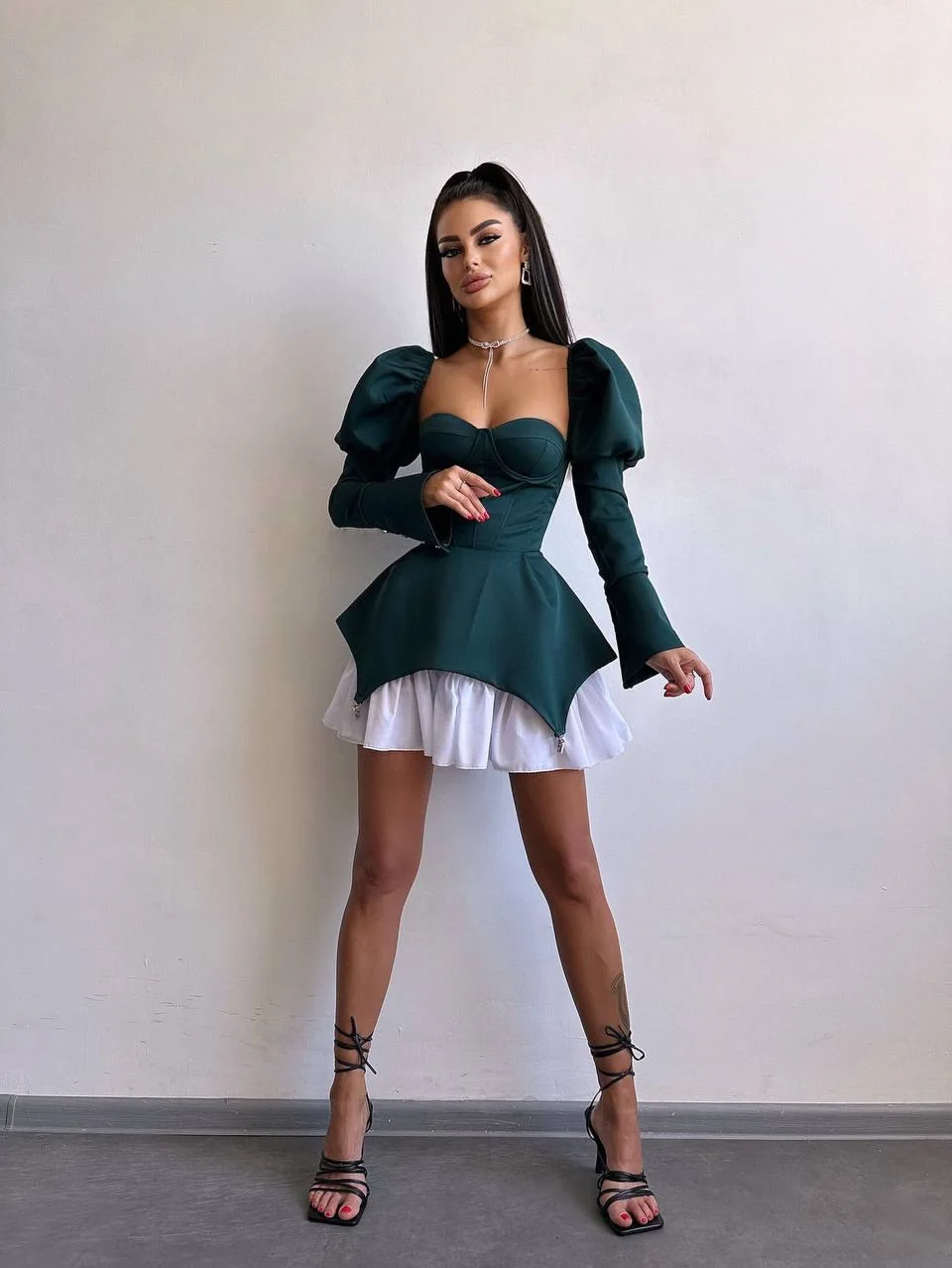 Nuevo vestido de cóctel de satén con mangas abullonadas y volantes blancos elegante Mini vestido de fiesta de graduación de tafetán para mujer vestidos de noche de verano