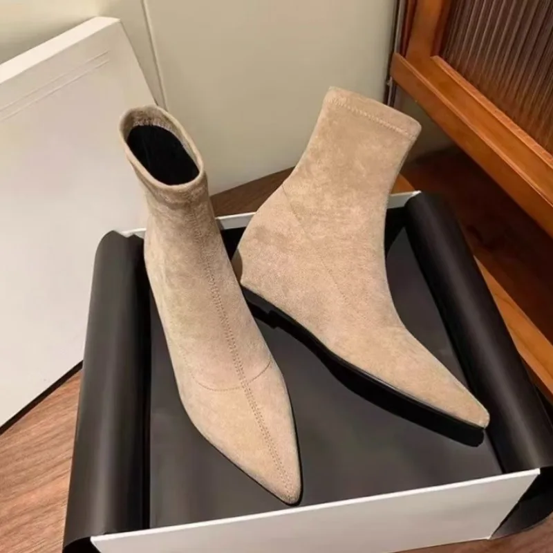 

Four Season New Light Luxury Retro Style Temperament Pointed Boots for Women's Niche Design Sleeve Fashionable Boots 2026