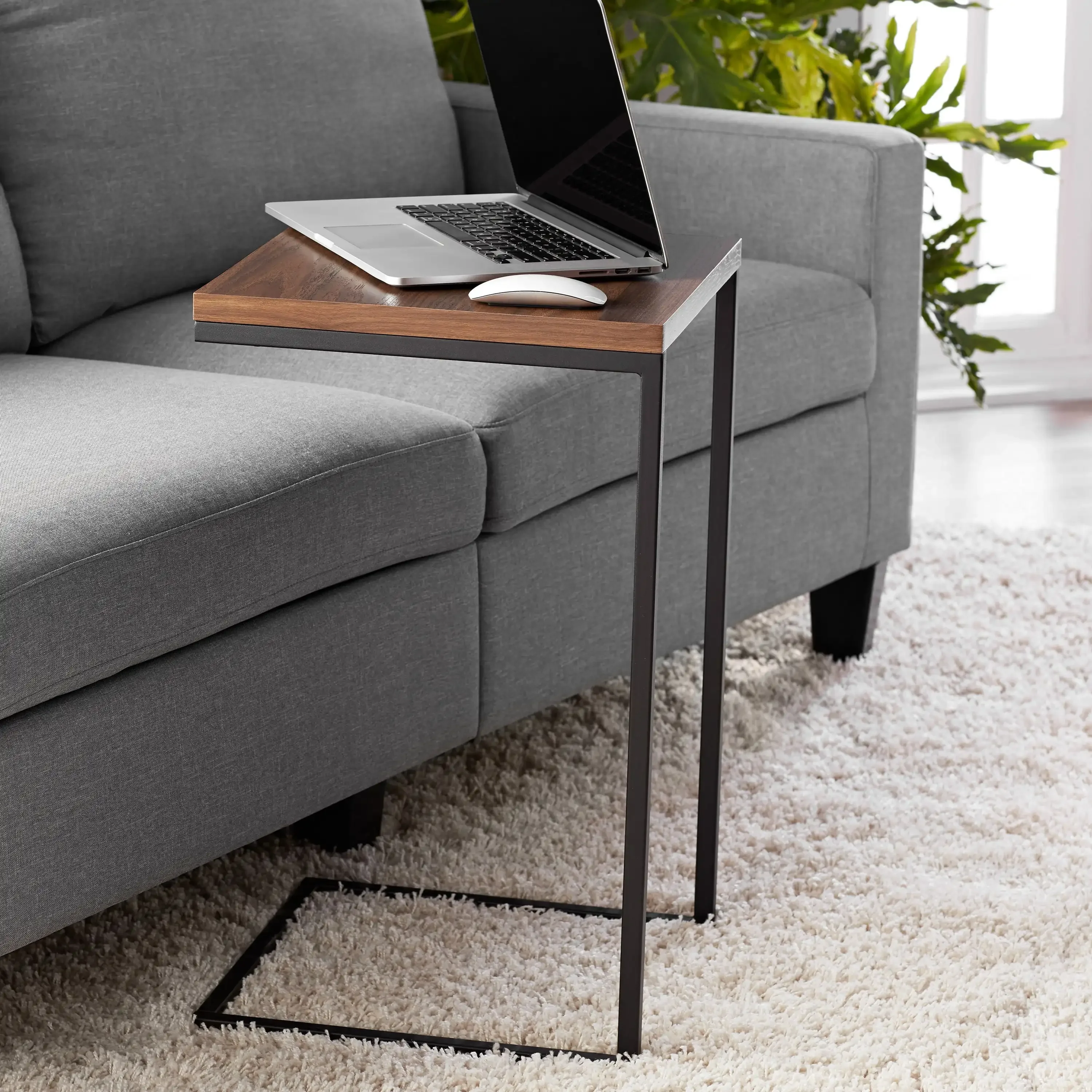 Metalowy stolik w kształcie litery C, wykończenie Canyon Walnut, nowoczesny stolik boczny do salonu, sypialni, solidna rama z eleganckim designem