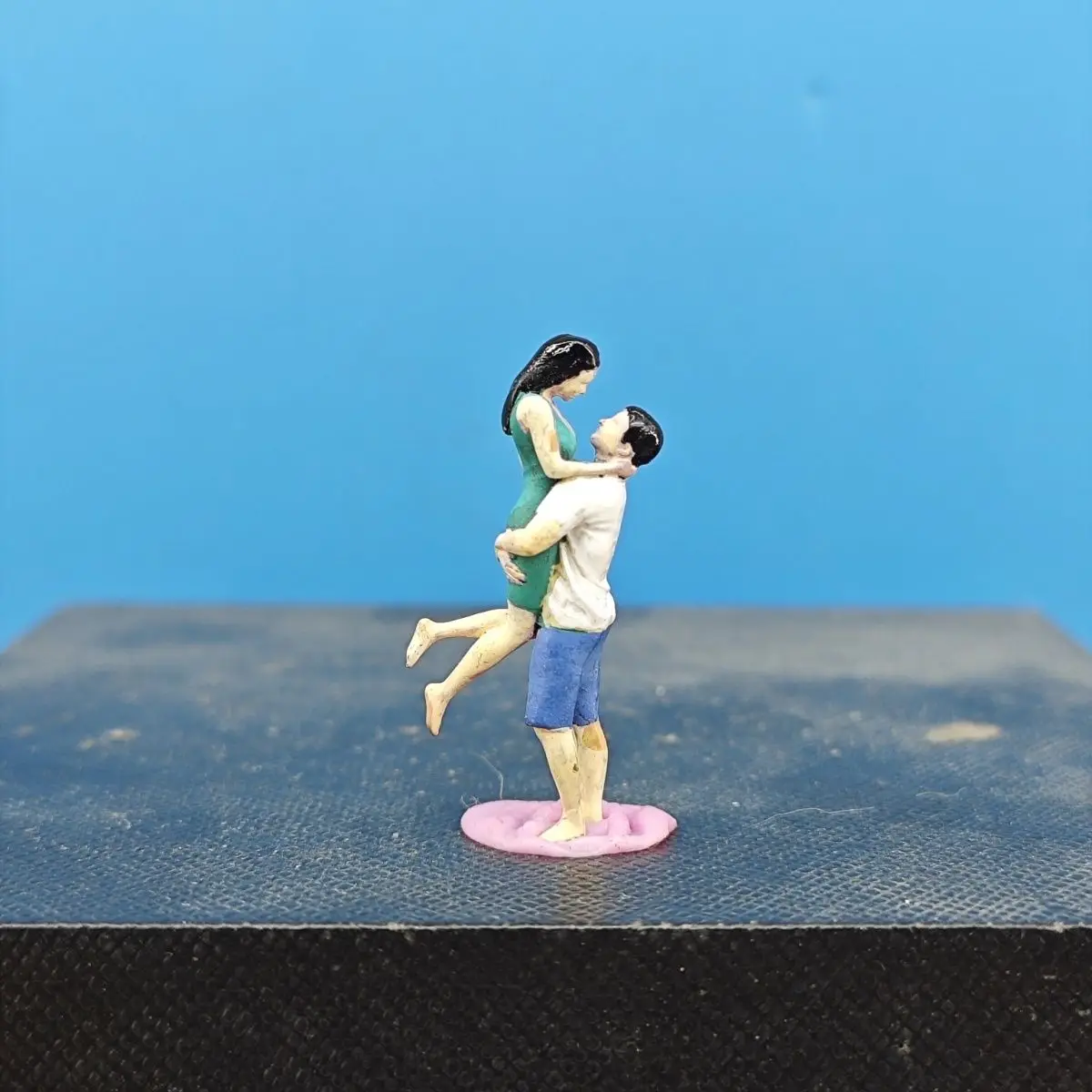 

Brass Painted 1/64 Miniature Scene Couple Model Car Scene Diorama