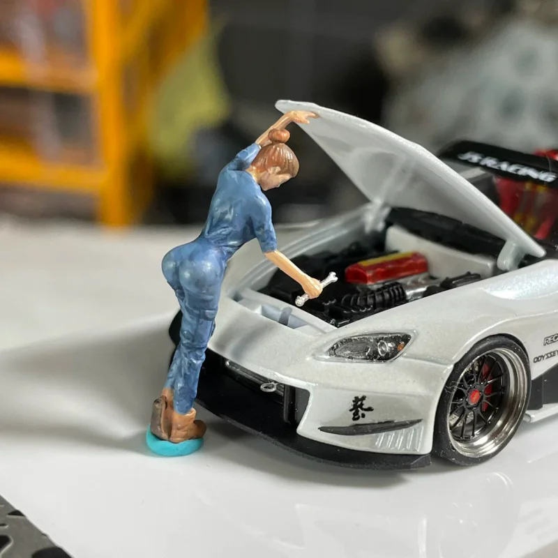 Figurine miniature 1/64 de femme mécanicienne peinte, série ouvrier de réparation, modèle de figurine en tenue intégrale, pour collection de scènes de garage automobile DIY et présentation pour fans