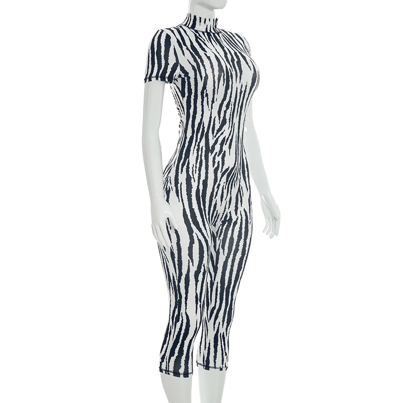Bedruckter, kurzärmeliger, halbhoher, rückenfreier, eng anliegender Freizeit-Jumpsuit mit Siebenviertel-Schnitt. – Detail 9