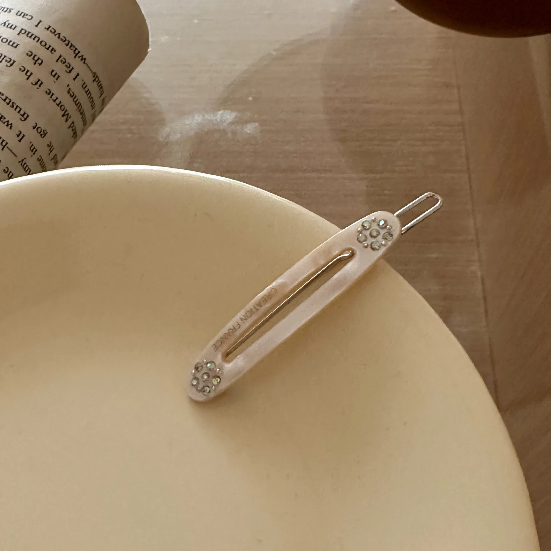 高級ヘアクリップ 1個 アセテート製 ゴールドアクセント クリスタルフラワーデザイン 滑り止め カエル留めクリップ