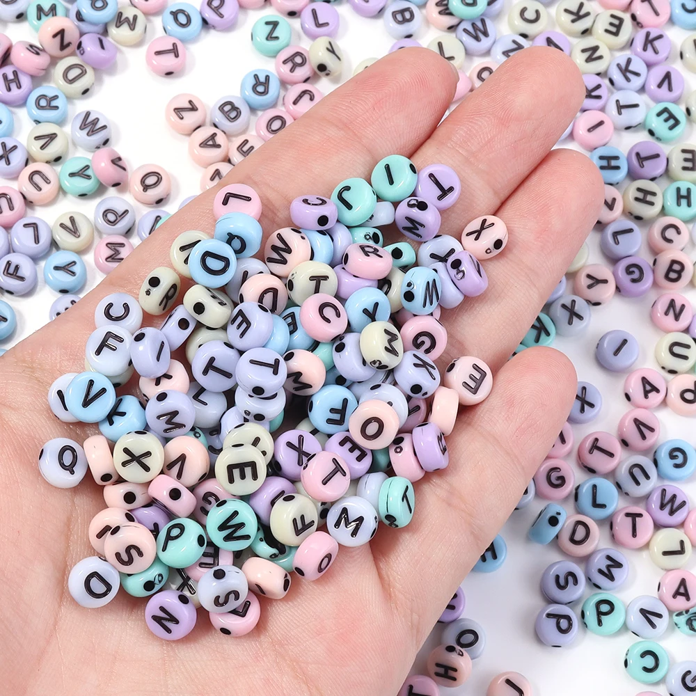 100 Stück Acryl-Buchstabenperlen, gemischte Farben, flache, runde Alphabet-Perlen, lose Abstandhalterperlen für die Schmuckherstellung, DIY-Armband, Halskette, Zubehör