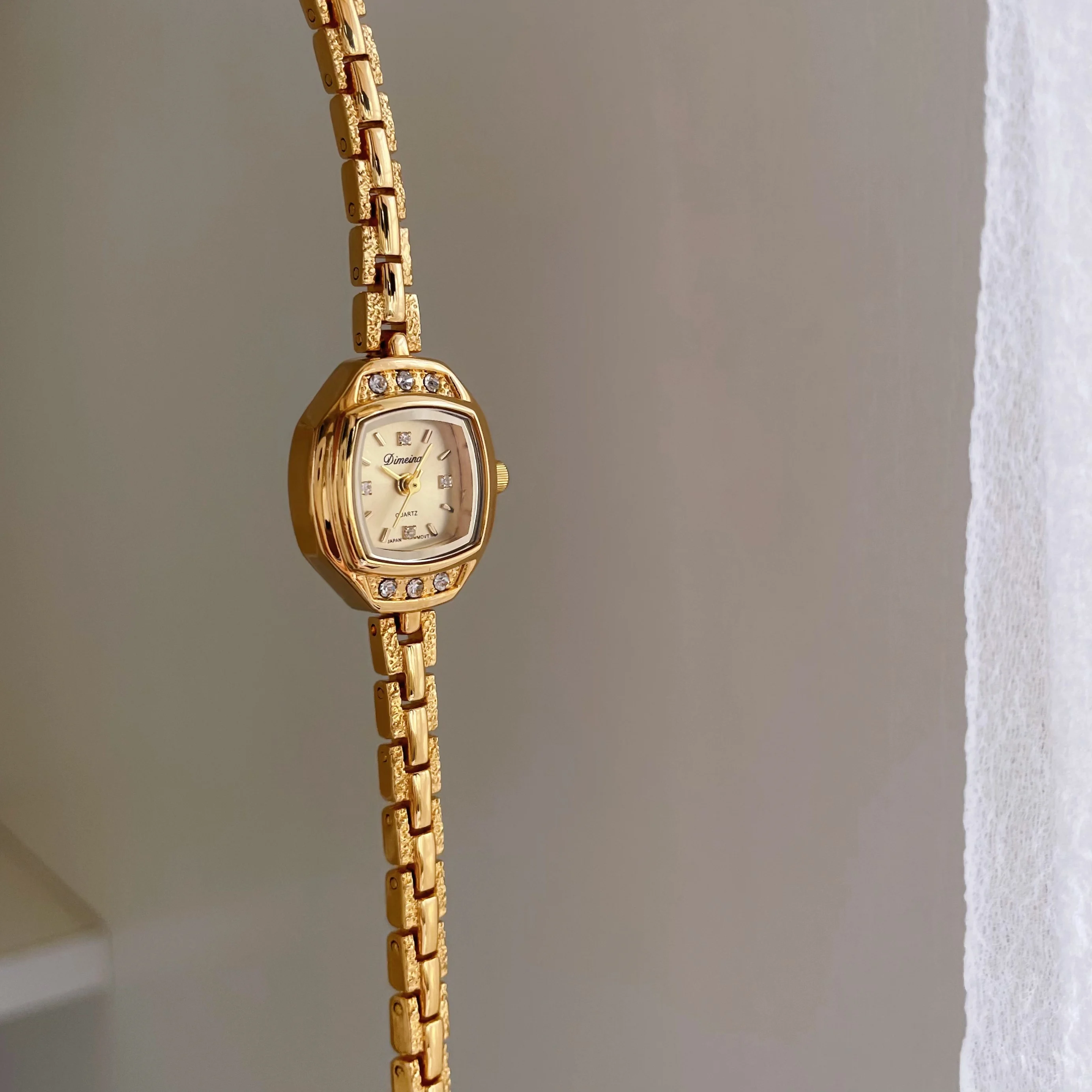 ساعة نسائية متطورة وأنيقة بحزام ذهبي رقيق وقرص مربع صغير وتصميم رقيق وراقي. #3