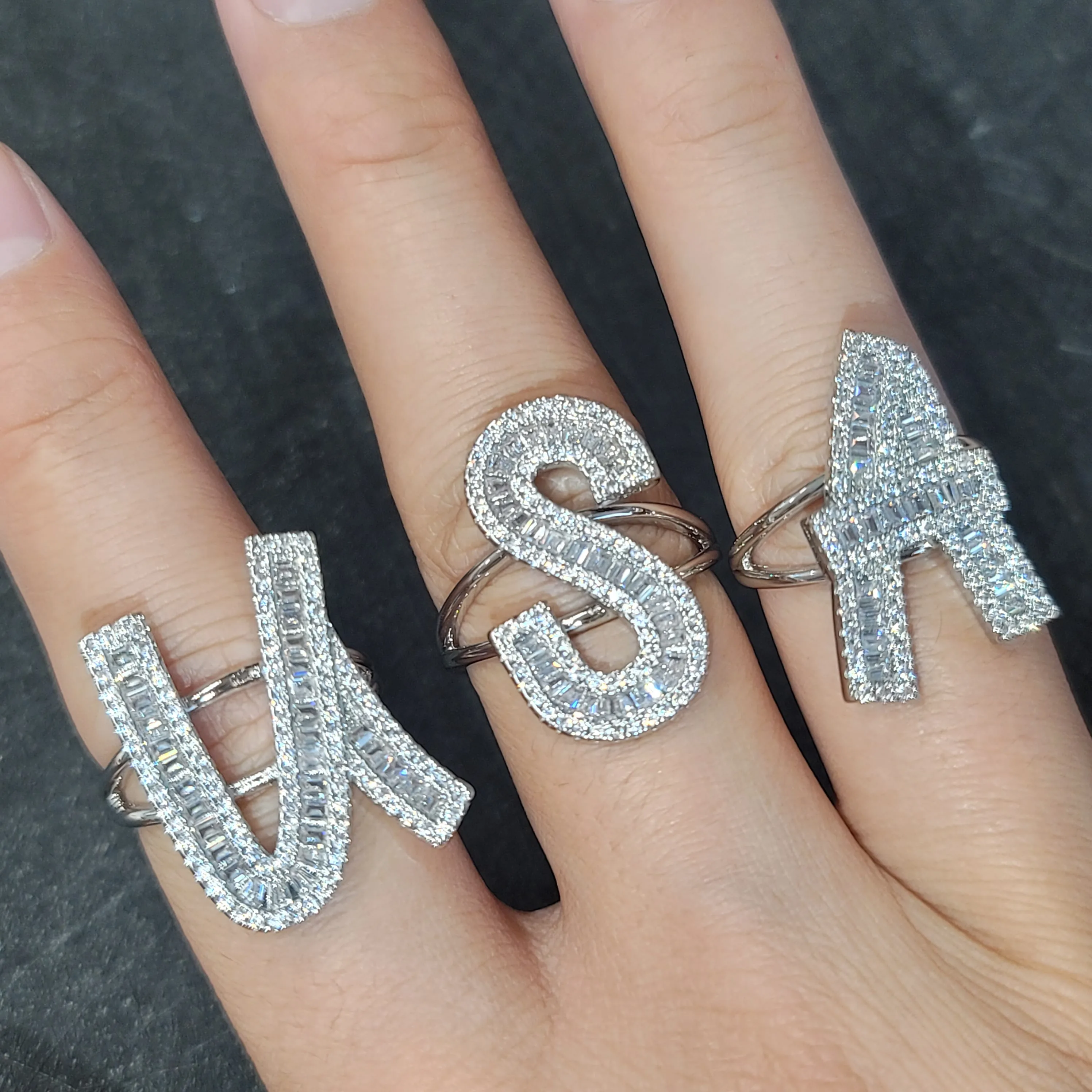 مخصص قابل للتعديل حجم الحروف والأرقام حلقة Presonalized الجليدية الرغيف الفرنسي الأولي خواتم مجوهرات هدايا للنساء الرجال عيد الميلاد