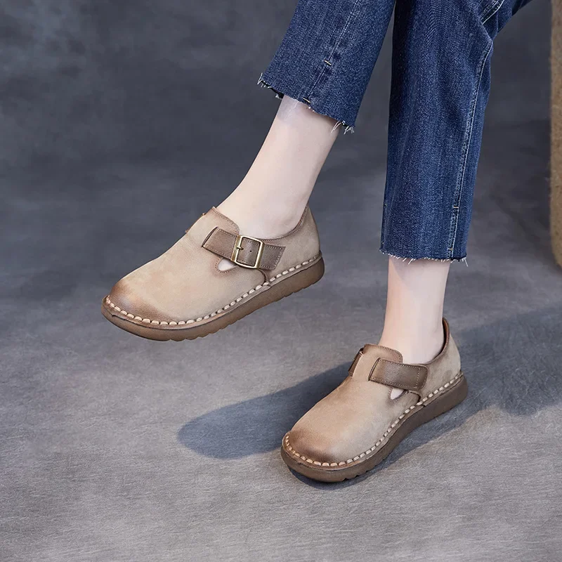 Sepatu pantofel kulit hak rendah lembut wanita, sepatu malas Slip On datar Musim semi kopi 2025