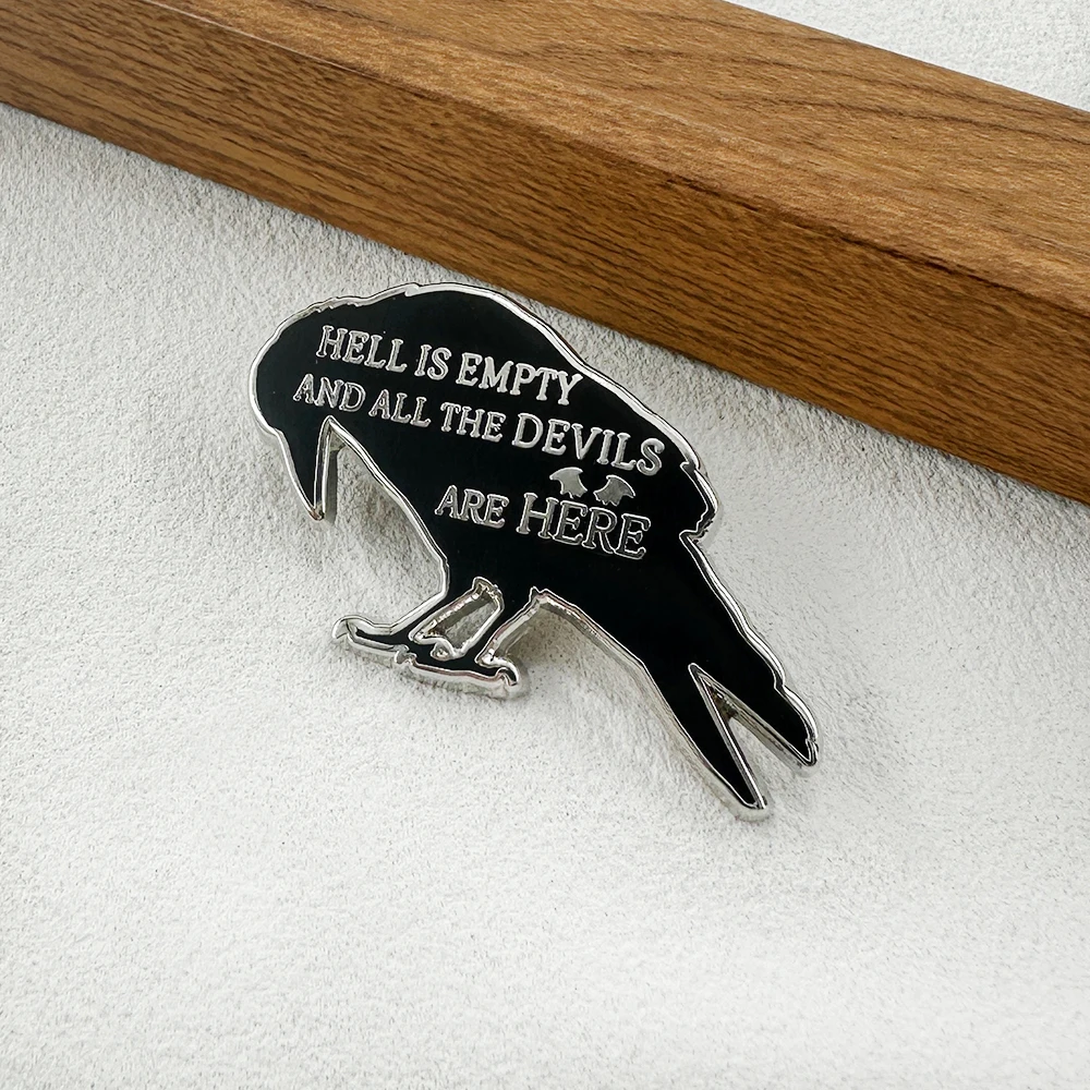 Raben-Silhouette Emaille-Pin „Der Himmel ist leer und alle Teufel sind hier“ Zitat Anstecknadel Gotisches Raben-Abzeichen für Rucksack und Kleidung – Detail 6