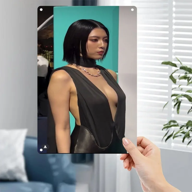 

Rustic Retro Advertising Sign for Home Decor，Metal Poster Sign Plate - Modern Woman Face & Korean-Inspired Minimalist Black & Wh