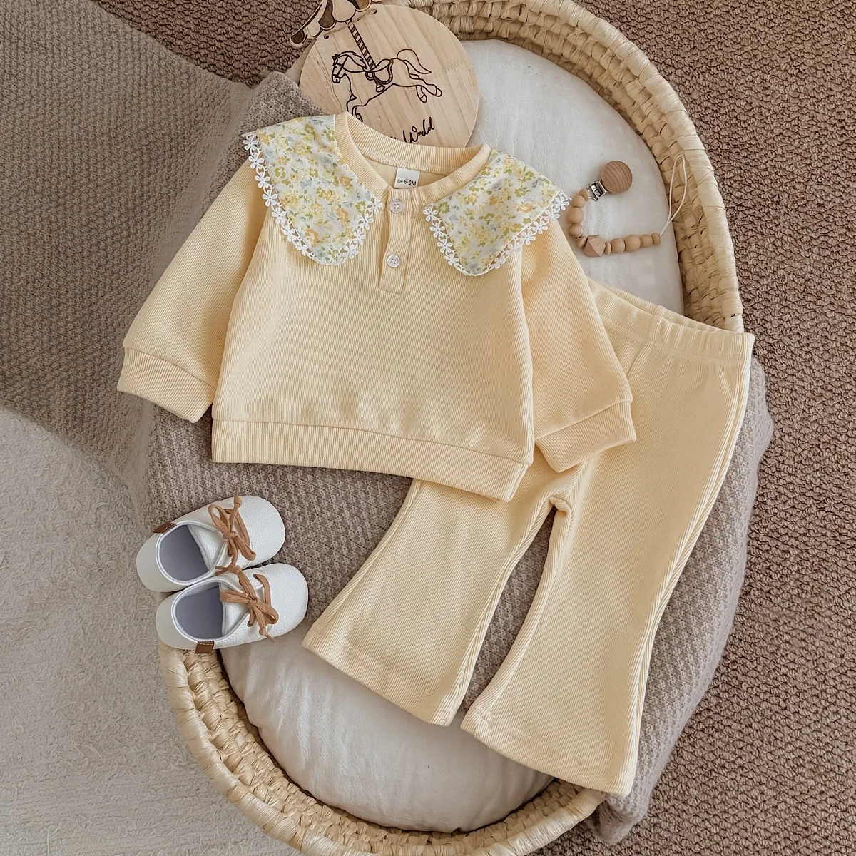 Ins-Style Kleinkind-Mädchen-Set mit gerippten Schlaghosen in Buttergelb, Blumen-Spitze und Peter-Pan-Kragen, Baby-Frühlingsoutfit – Detail 1