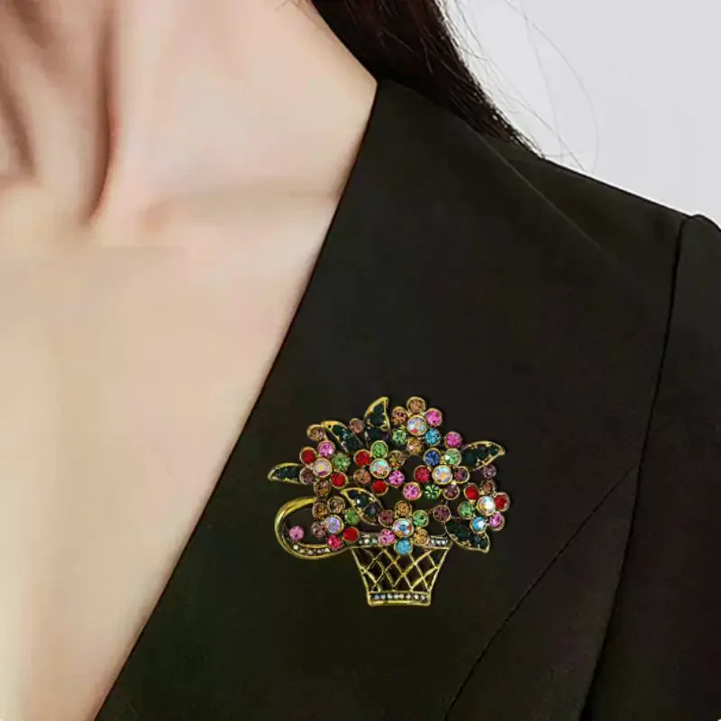 Vintage Colored Rhinestone Flower Basket Brooches Women Beauty Sparkling Flower Brooch Wedding Party Banquet Casual Jewelry Gift