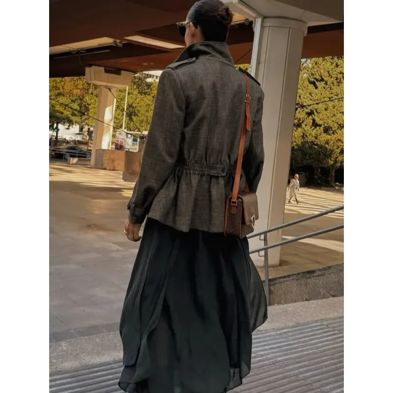 

Новая женская одежда для осени и зимы: модный комплект с клетчатой курткой с рюшами и клетчатыми брюками-баллонами.