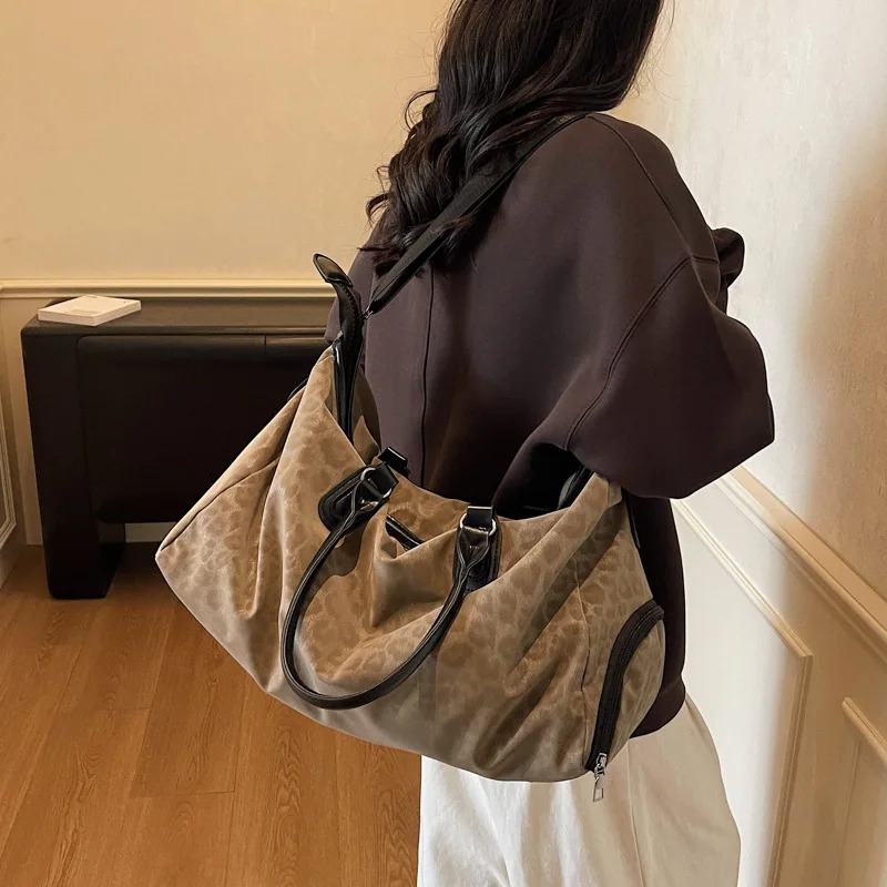 

Новая дорожная сумка с леопардовым принтом на осень-весну 2026 года, вместительная спортивная сумка, дорожная сумка-тоут для выходных, женская ручная сумка-даффл для путешествий