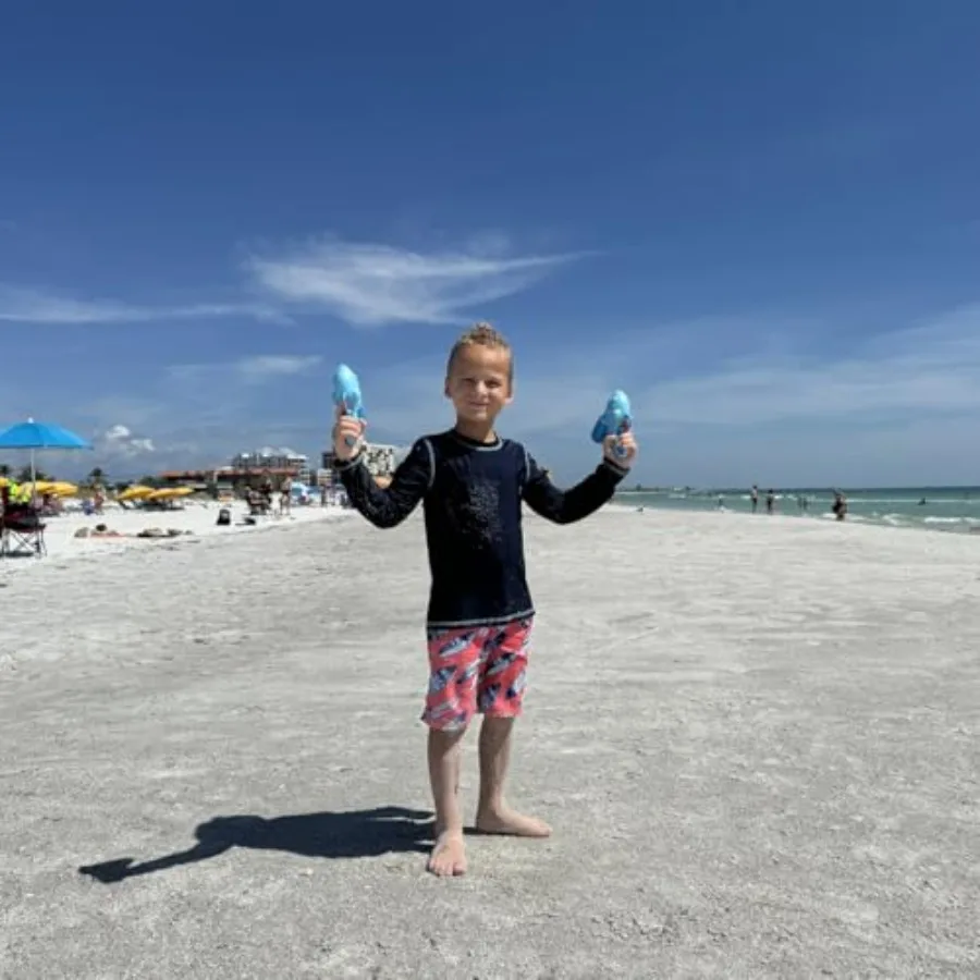Jouets de plage 25 pièces ensemble de jouets de sable pour y compris pistolet à eau tamisage entonnoir seau arrosoir moules à sable et sac de jouet de plage en maille Sa