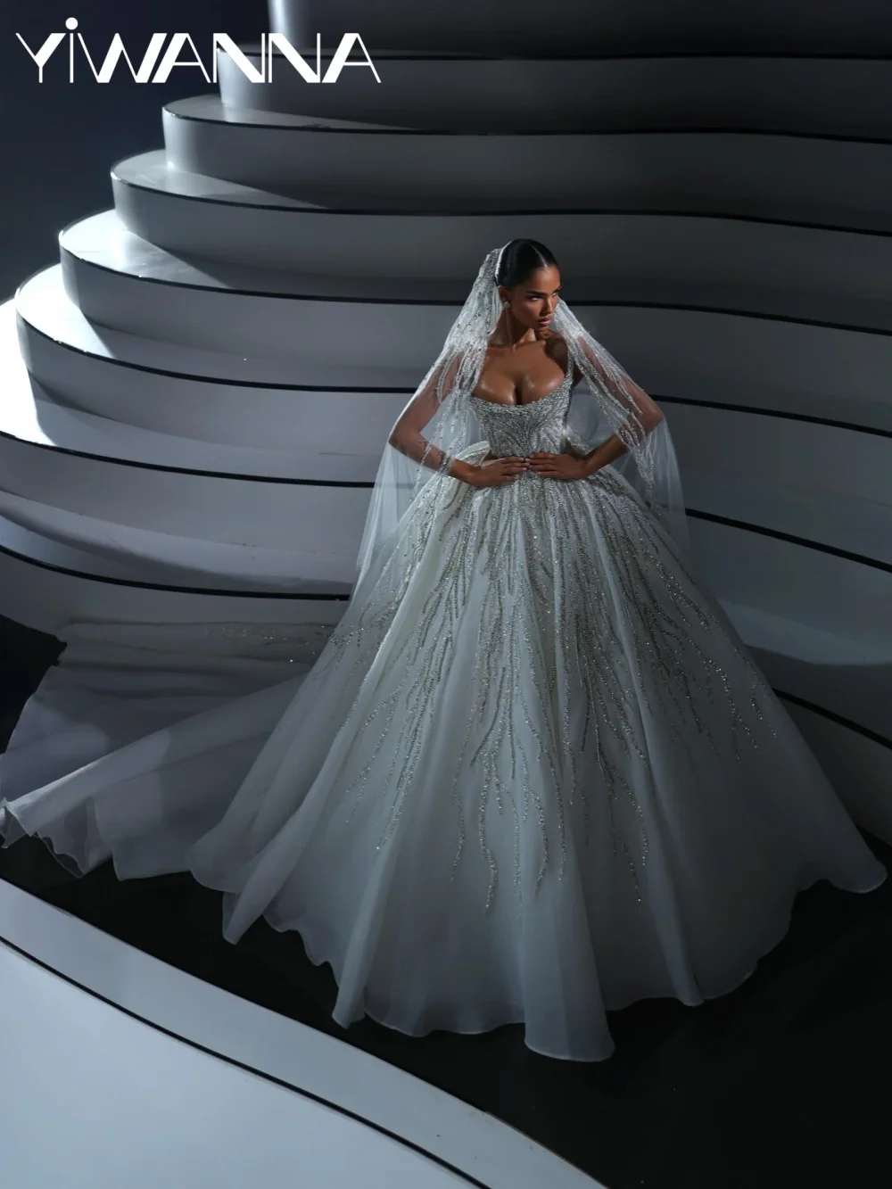 床丈の豪華なビーズ刺繍のウェディングドレス、魅惑的な細いストラップのプリンセスブライダルガウン、新作のカスタムメイドドレス