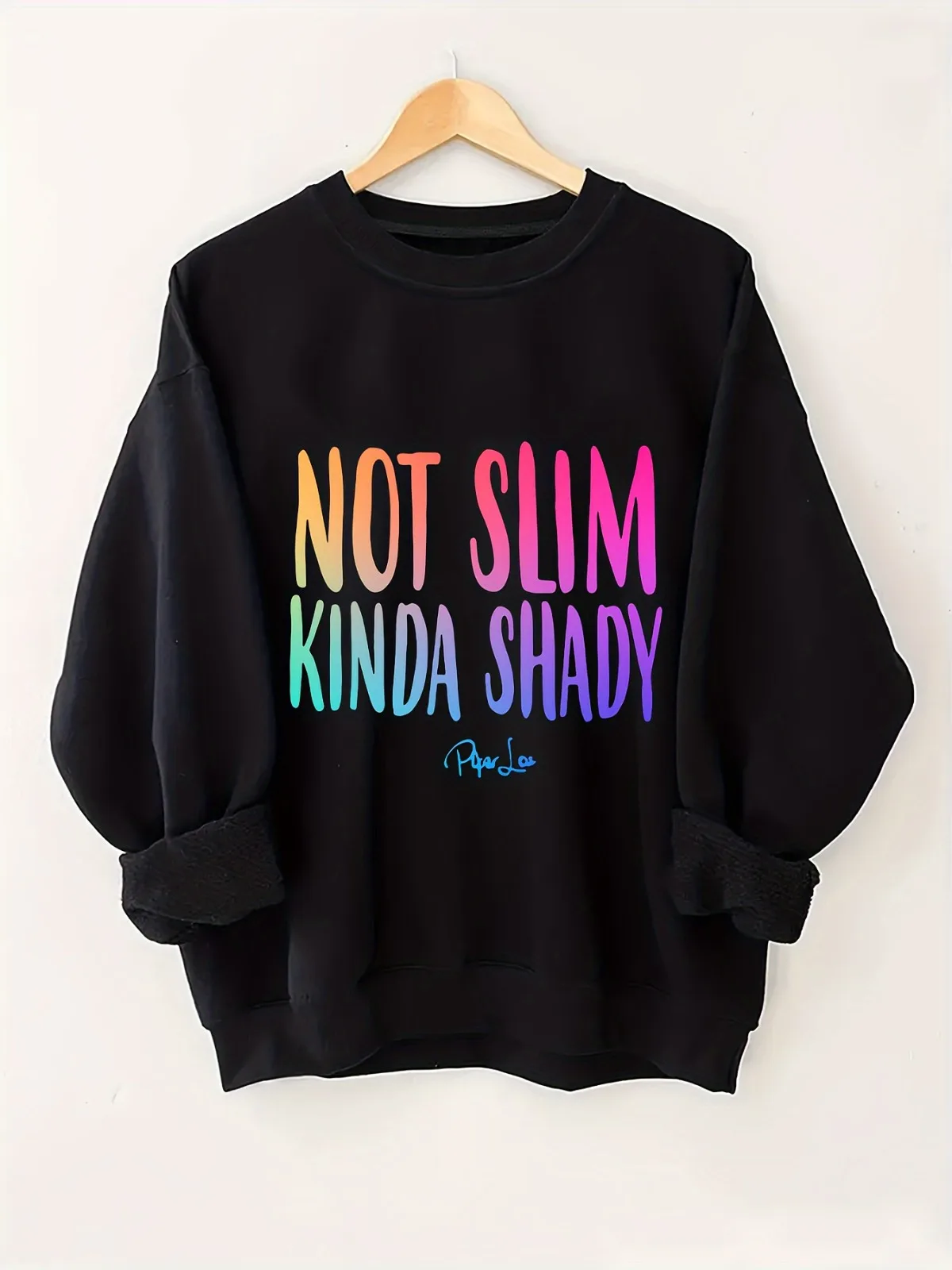 بلوفر نسائي كاجوال وعصري بنمط حروف ملونة مطبوع مريح برقبة دائرية مناسب لهدايا العطلات