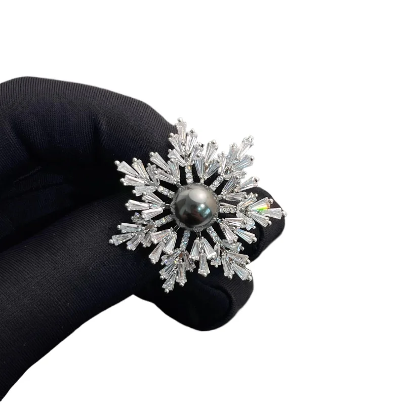 

Брошь-пальто с жемчугом и снежинкой, высококачественная женская легкая роскошная брошь с темпераментом, высококачественная булавка для свитера