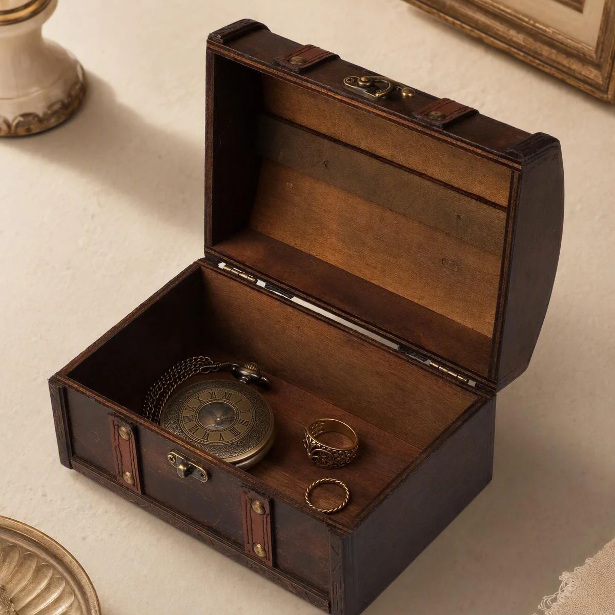 Vintage Wooden Storage Box Retro Distressed Wood Grain Pirate Treasure Chest Metal Rivets Vintage Latch Keepsake Box Home Decor