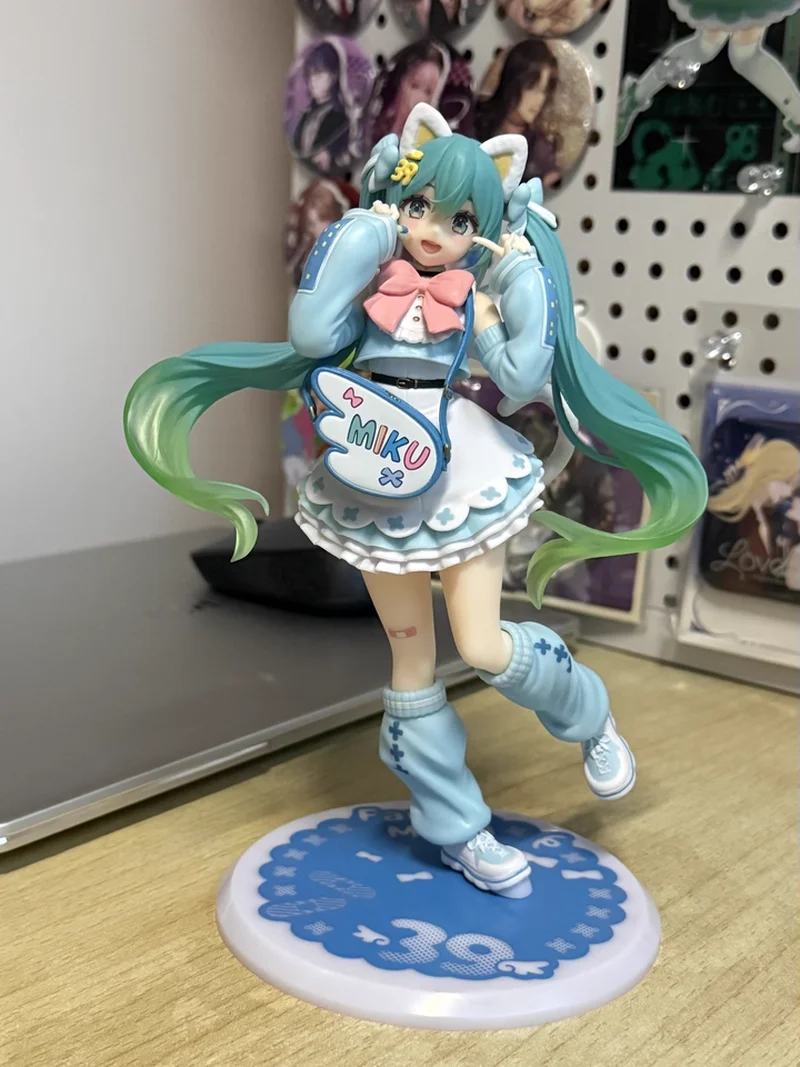 

В наличии: 18-сантиметровая фигурка Мику в стиле кавайного кота с ушками, настольное украшение для комнаты, модель-игрушка, мерч, праздничный подарок для фанатов аниме