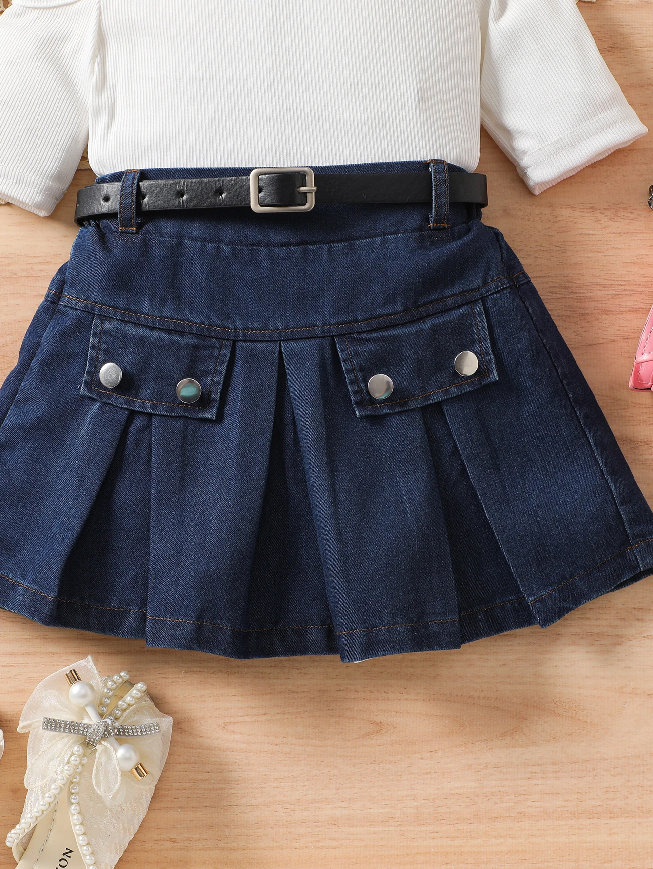 طقم تنورة بناتي كاجوال بطيات نصف طول من الدنيم مع بلوزة وحزام محبوكة مكشوفة الكتفين #6