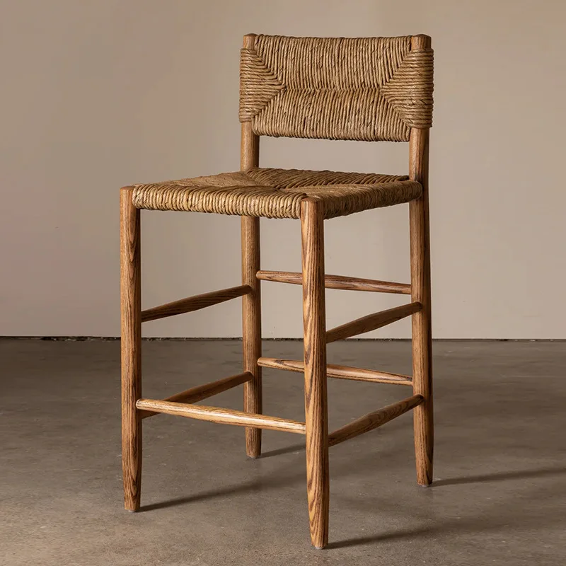 بار من الخشب الصلب، بار منزلي بسيط وحديث، كرسي مطعم من الخيزران القديم