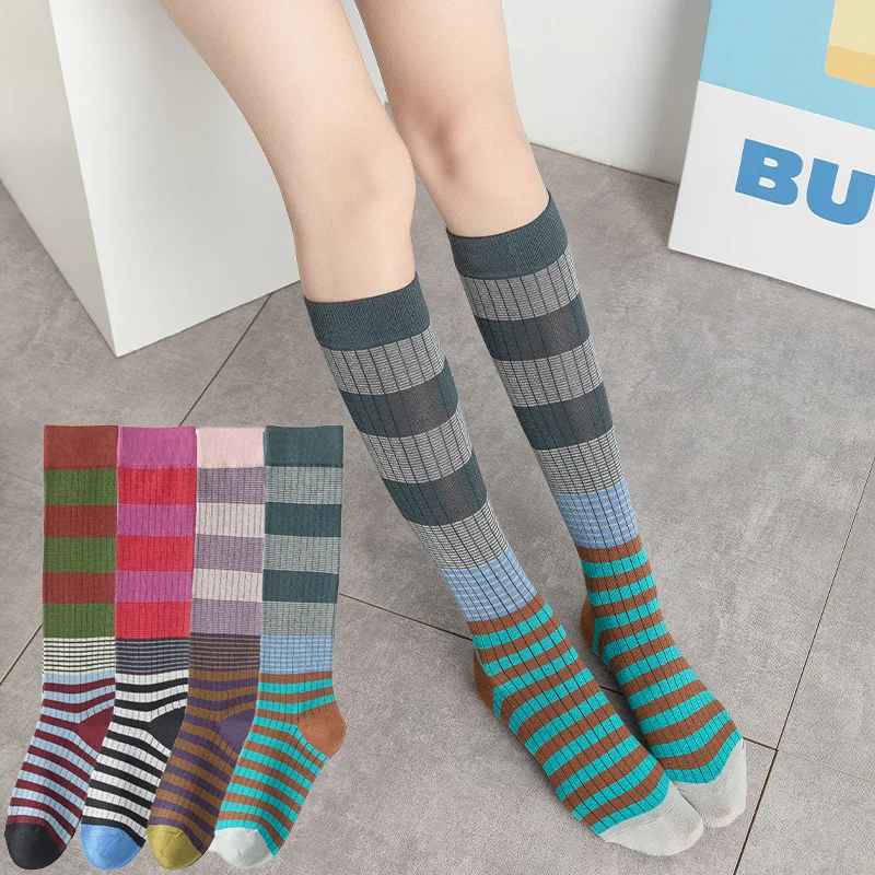 

4 пары разноцветных носков до середины икры в геометрическую полоску на все сезоны, повседневные эластичные впитывающие пот спортивные носки