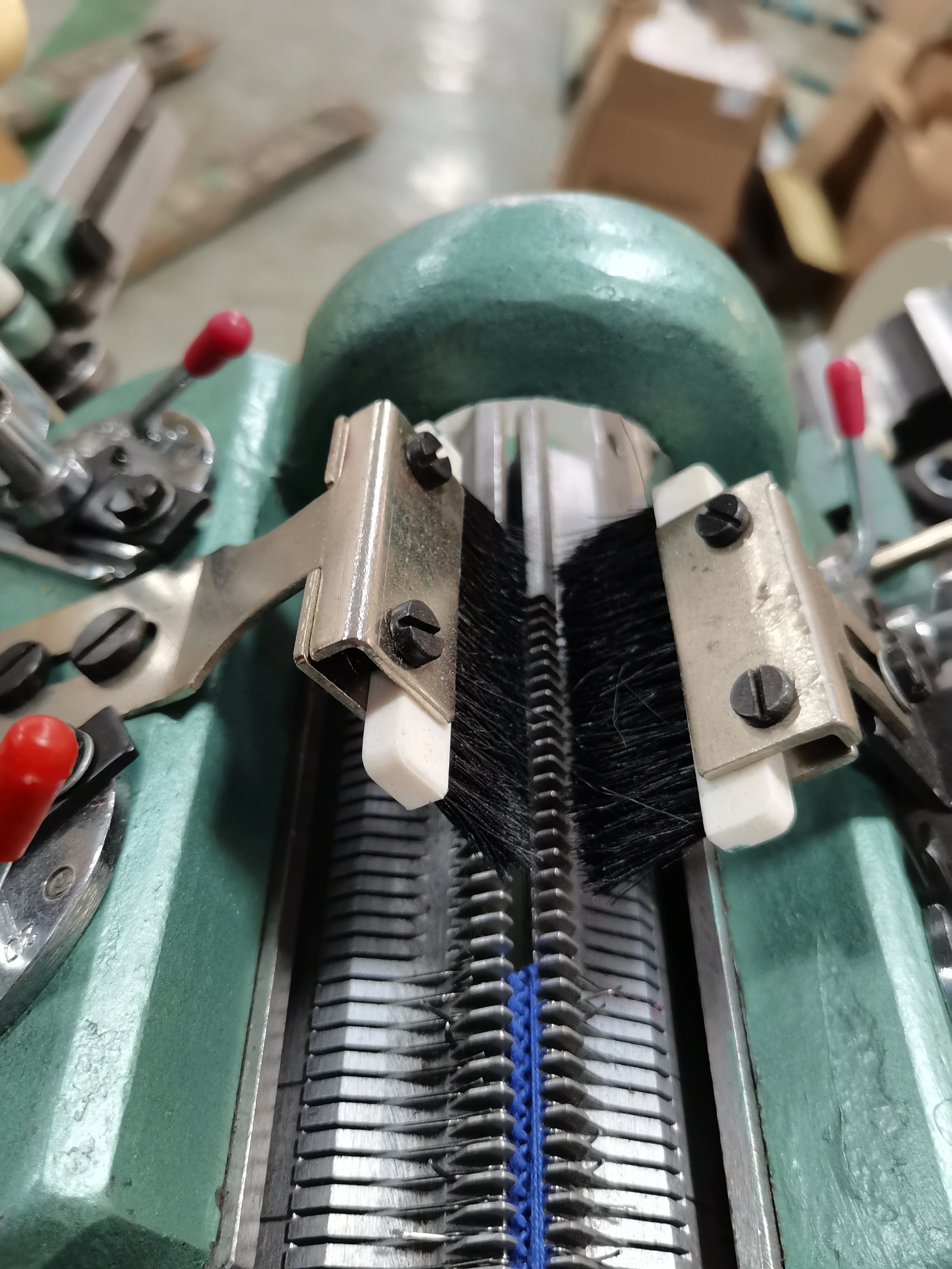 Máquina de tejer semiautomática para tejer suéteres