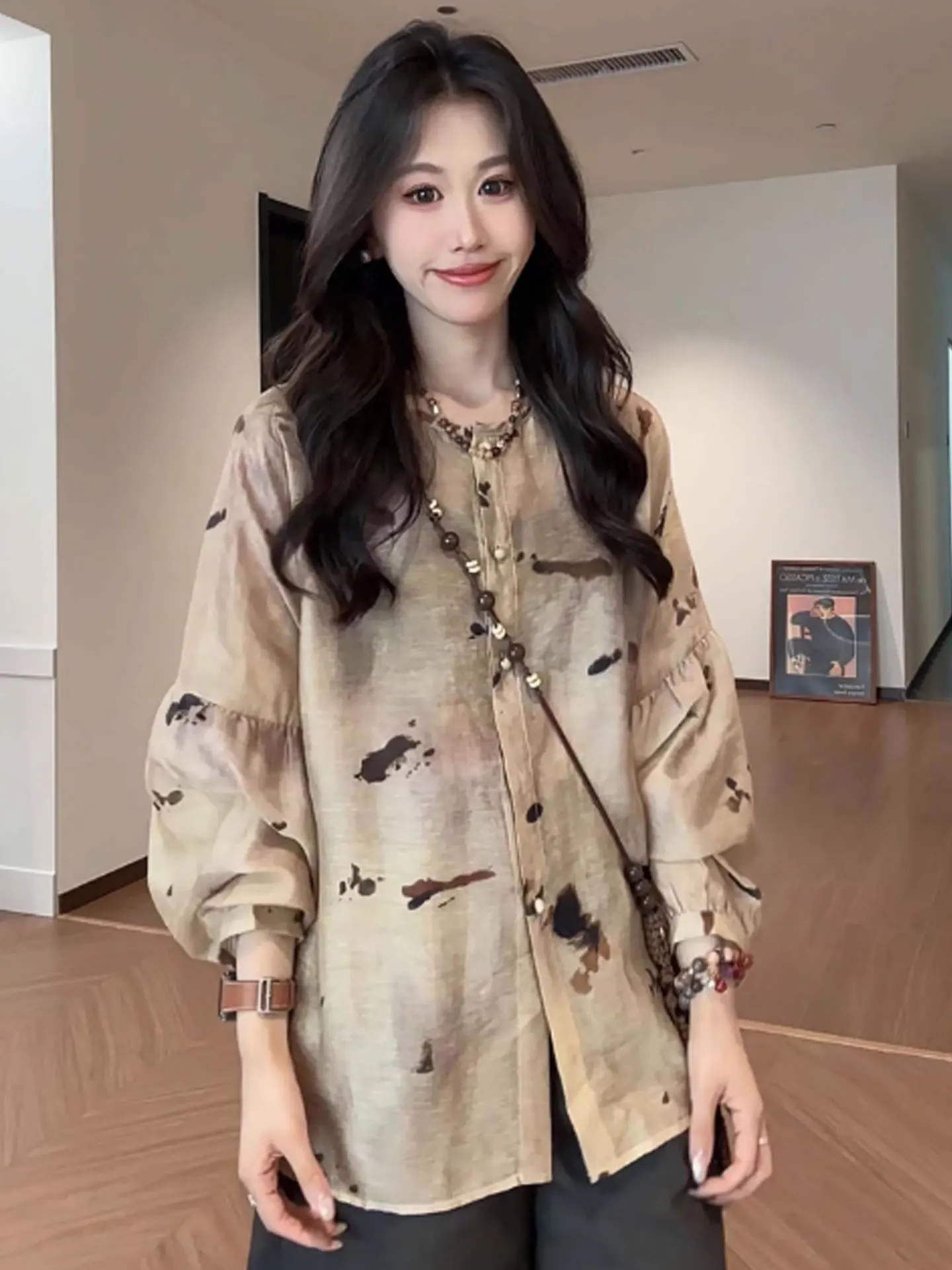 

Модная женская блузка с контрастным принтом, длинным рукавом и одной пуговицей, премиум-качество, лето 2025