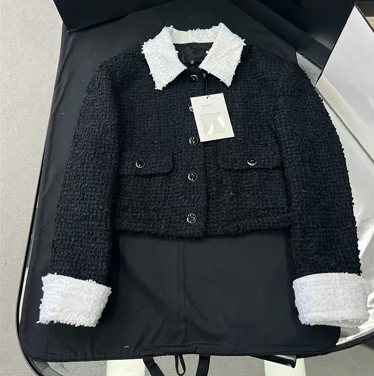 

Индивидуальный пошив: Европейская женская мода 2026, новые весенние стили – комплект из черного твидового пальто с длинными рукавами, отложным воротником и одной пуговицей, и юбки.