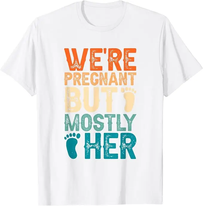 Wir sind schwanger, aber es ist hauptsächlich ihre Sache, Paar-Schwangerschaftsankündigungs-T-Shirt, Y2k-T-Shirt mit Grafik für den ersten Papa und die erste Mama, personalisiert – Detail 17