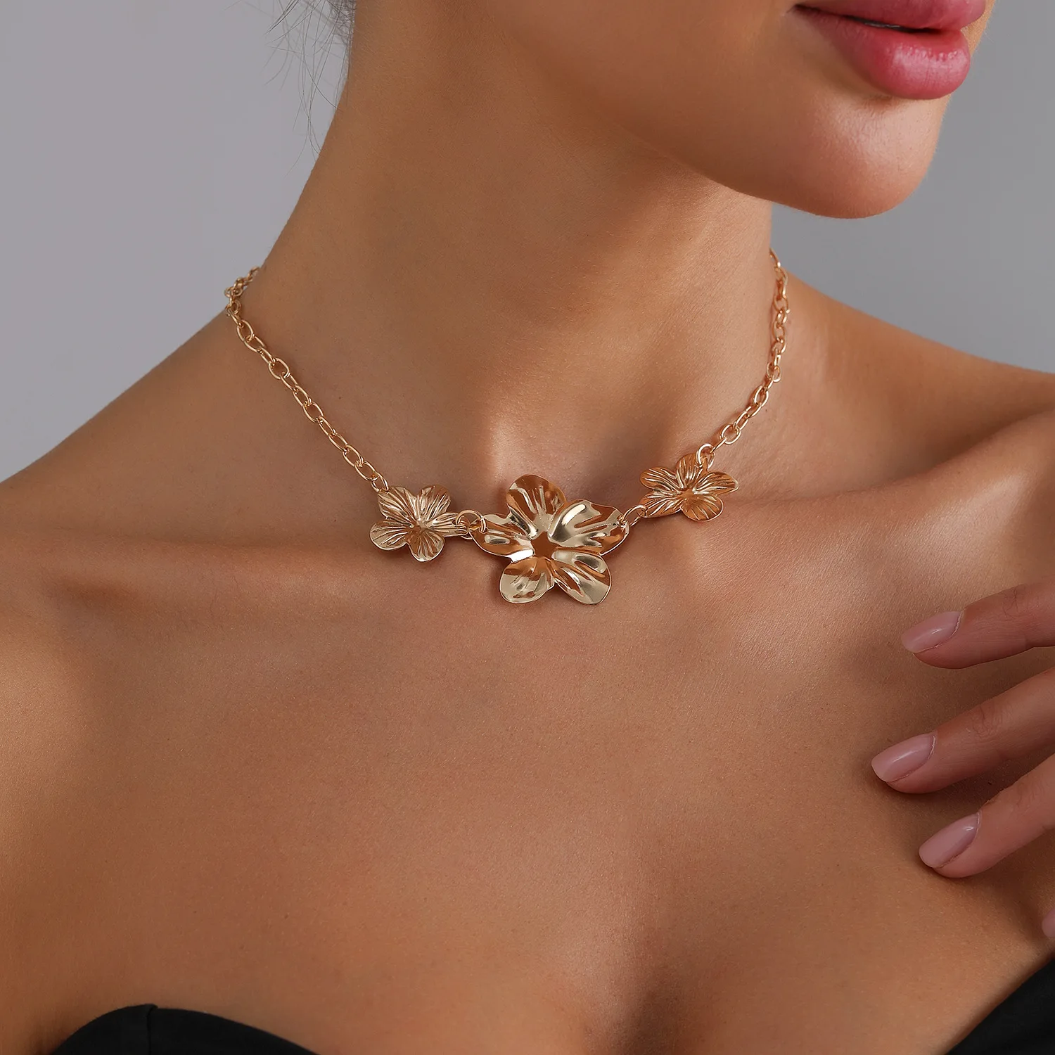 Vintage Floral Pendant Necklace Minimalist 5-Petal Flower Chain Indie Layering Jewelry Gift for Women Timeless Chic
