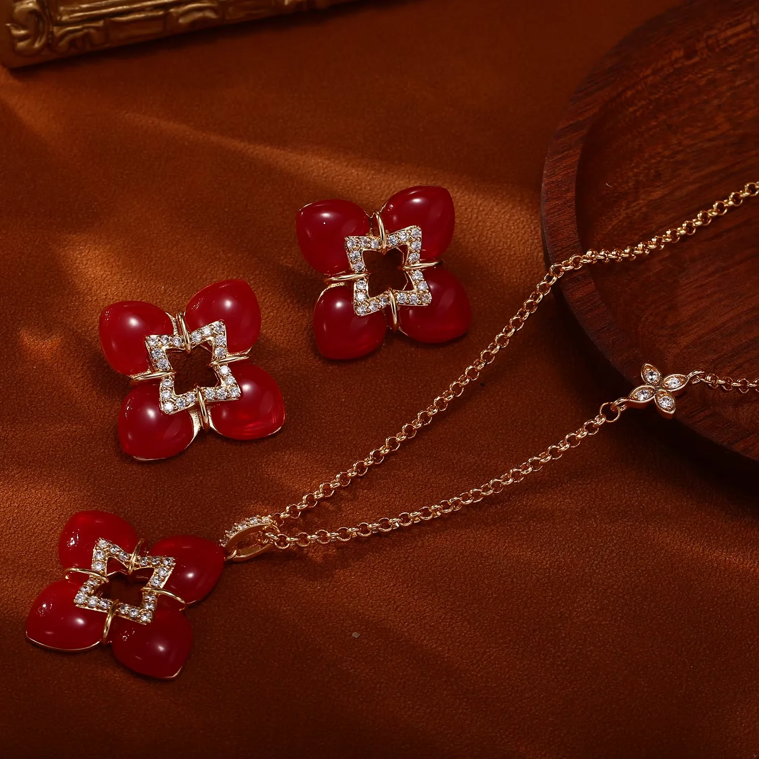 1. Damen-Set mit Blumen-Halskette und Ohrringen, zarte Blumenanhänger-Halskette und passende Ohrstecker, modischer Schmuck für den Alltag. – Detail 5