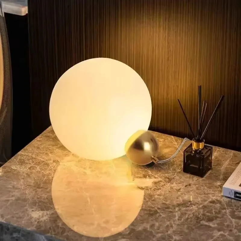 Nordic Glass Ball White Table Lamp Simple Golden Hardware Bedroom Living room Bedside Decoration LED E14 Lighting Desk Lamp