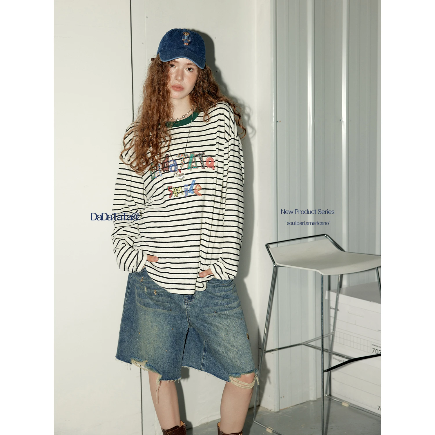 

Женский комплект из двух предметов: вязаная футболка с длинным рукавом на регулируемом ремешке и брюки в полоску с цветовыми блоками, круглый вырез, нейтральный стиль