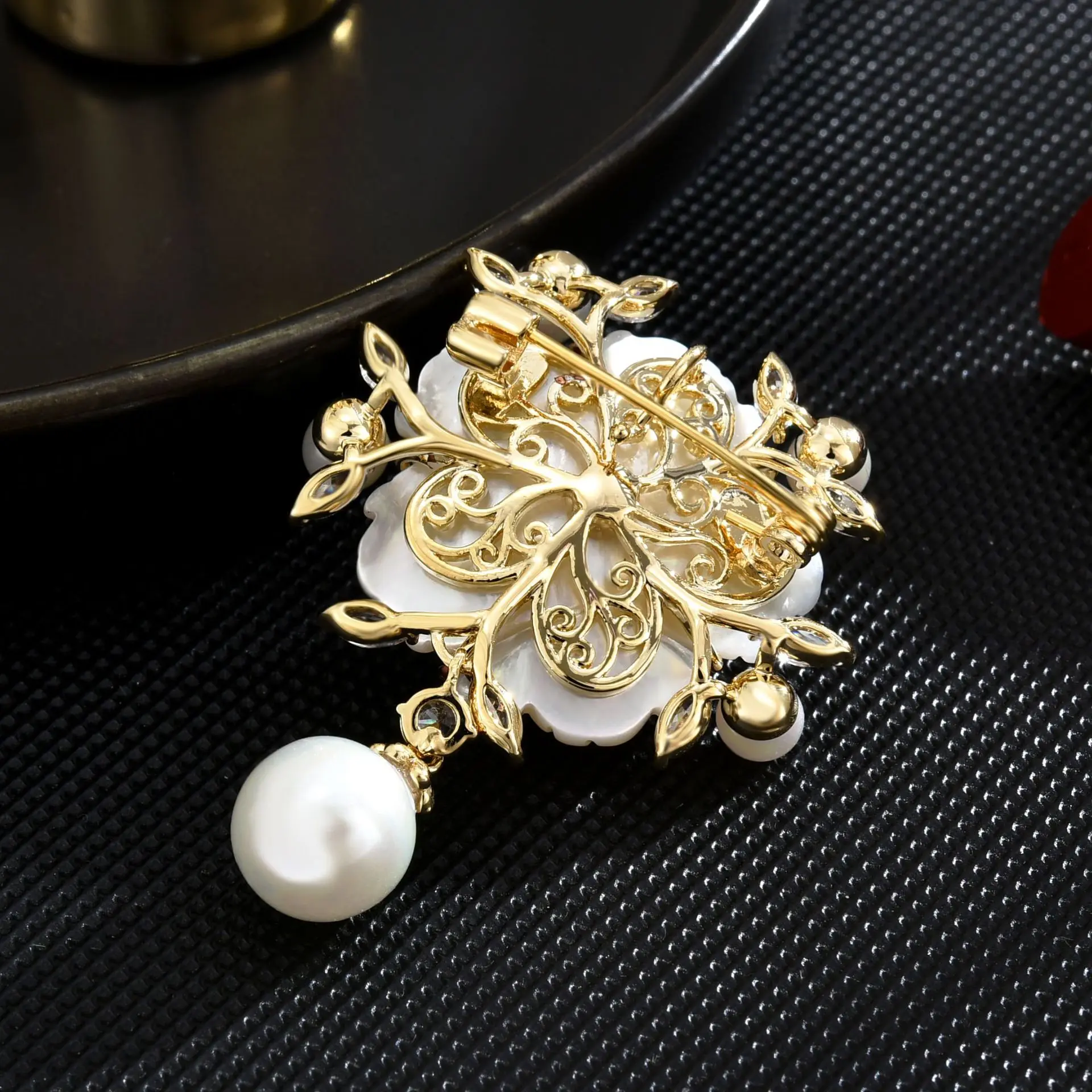 New style luxury natural Frimedary corsage atmospheric cherry blossom pearl brooch