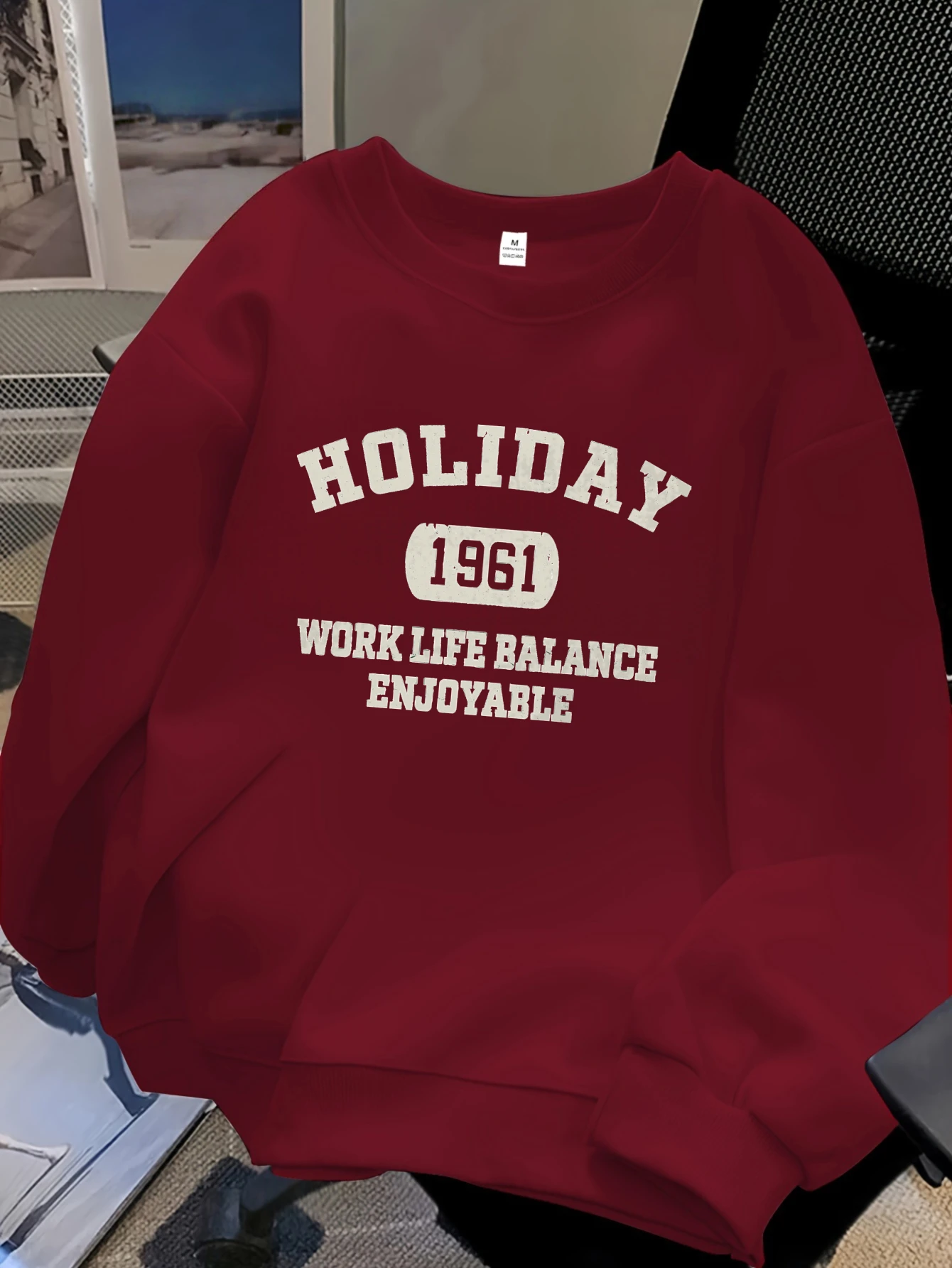 سويت شيرت نسائي كاجوال بأكمام طويلة "HOLIDAY 1981" مطبوع بنمط هندسي مجموعة الخريف والشتاء باللون الأبيض مع حروف سوداء