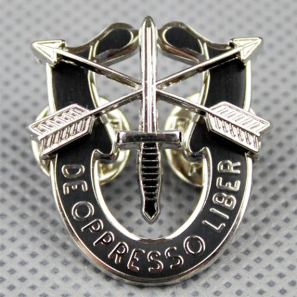 US SPECIAL FORCES SF HAT PIN MOTTO METAL BADGE DE OPPRESSO LIBER COCKADE