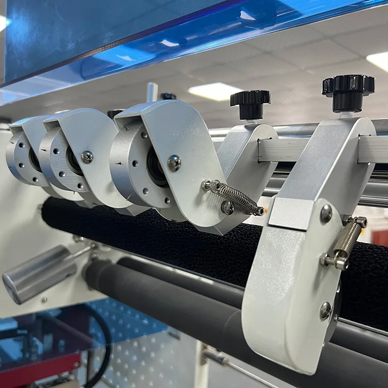 High speed vertical sealing, cutting and packaging machine