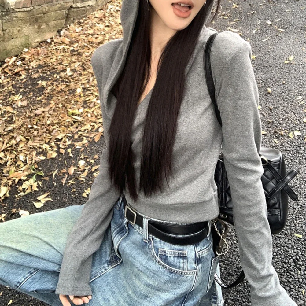 يجب أن يكون لديك بلوزة كاجوال ذات غطاء متقاطع باللون الرمادي على شكل حرف V وأكمام طويلة مثالية للزوج مع قيعانك المفضلة في موسم الخريف