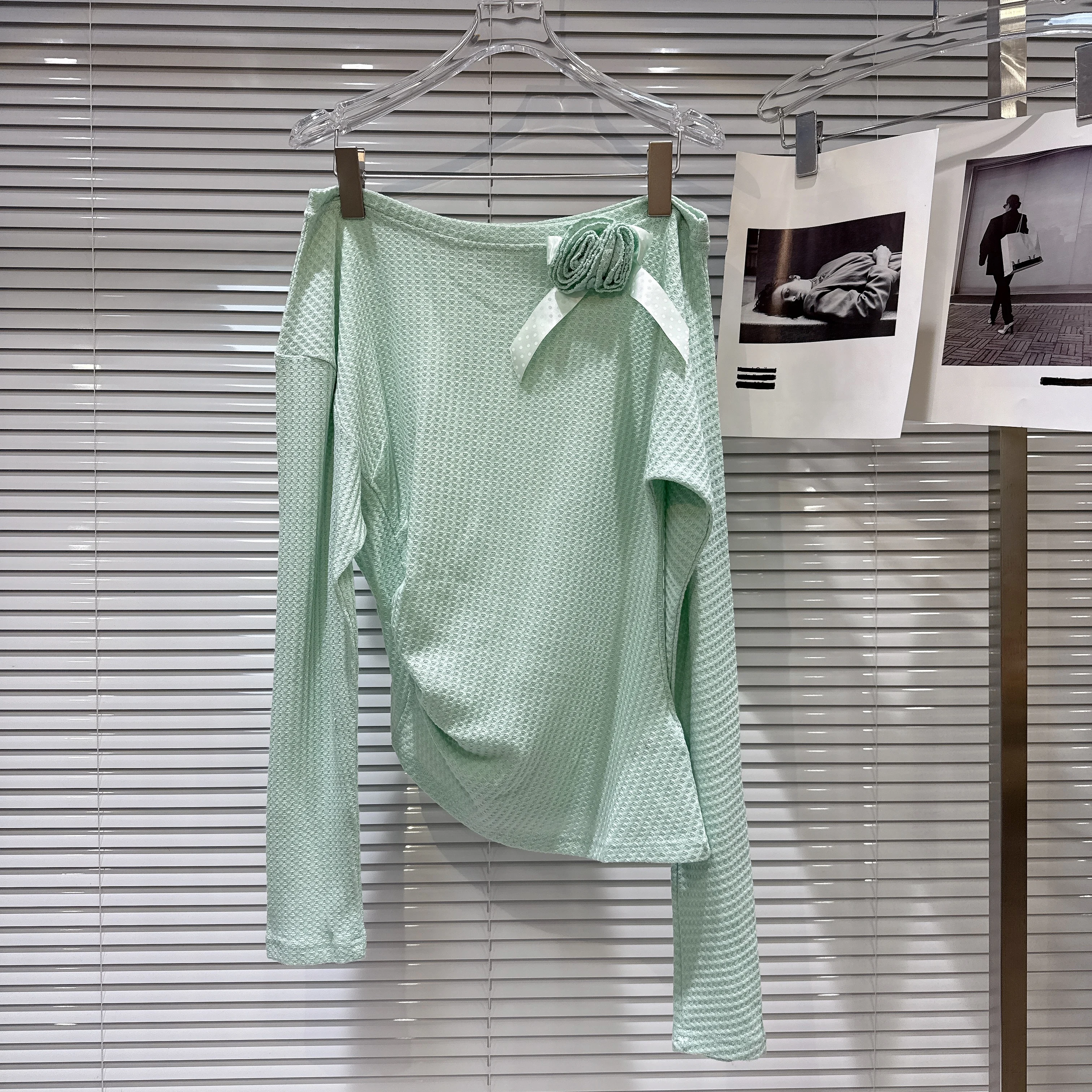 

Осень 2025 г., новая модная однотонная легкая футболка с 3D цветочным принтом и открытыми плечами, женская футболка с длинным рукавом