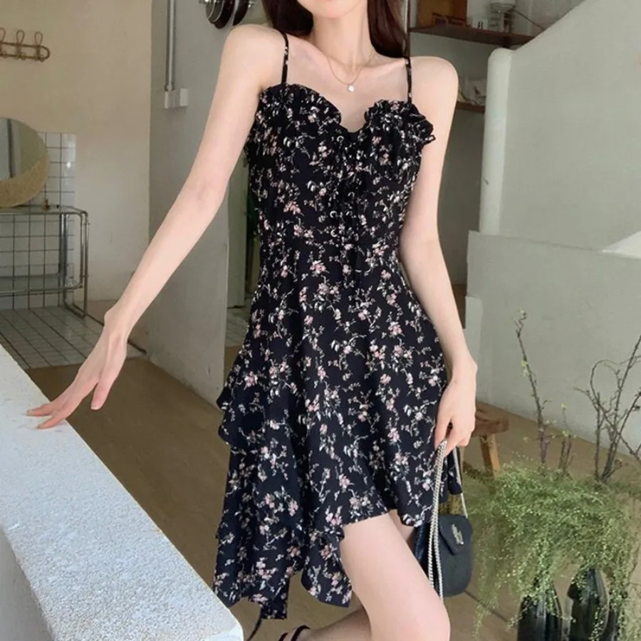 

【Новый стиль】Летнее платье 2026 года в новом стиле: маленькое черное платье на бретельках с цветочным принтом, женское, в стиле «чистое желание», с завышенной талией, утягивающее, короткое.