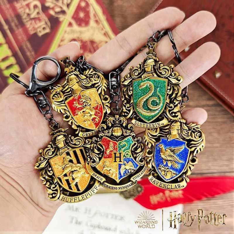 Harry Potter four college badge zinc alloy key chain pendant creative personal gift bag hanging jewelry students collect gifts.