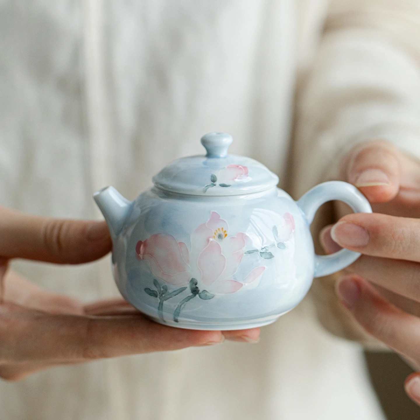 

Hand painted underglaze magnolia ceramic teapot household sketch pot kung fu tea set ball hole filter princess pot
