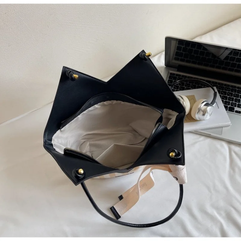 

Unique High-End Minimalist Clutch Bag Stylish Vintage Leather With Letter Logo And Paris Fashion Show